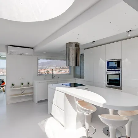 Panoramic Ocean & Mountain View 3 Bed In Island Village Heights Apartment