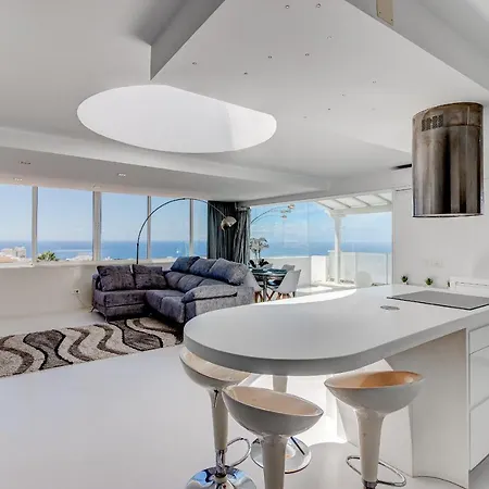 Panoramic Ocean & Mountain View 3 Bed In Island Village Heights