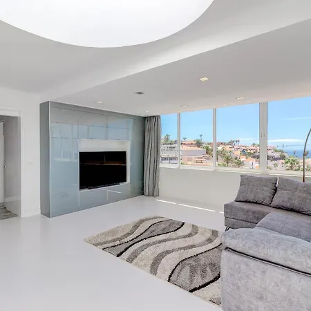 Panoramic Ocean & Mountain View 3 Bed In Island Village Heights Apartment