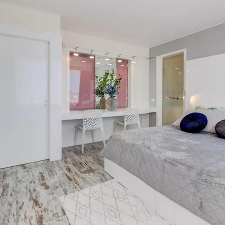 Panoramic Ocean & Mountain View 3 Bed In Island Village Heights