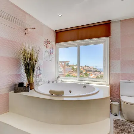 Panoramic Ocean & Mountain View 3 Bed In Island Village Heights Apartment