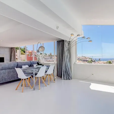 Panoramic Ocean & Mountain View 3 Bed In Island Village Heights Apartment *
