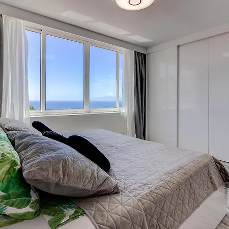 Panoramic Ocean & Mountain View 3 Bed In Island Village Heights *